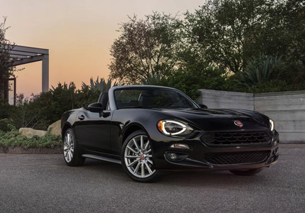 A three-quarter front view of the 2017 Fiat 124 Spider
