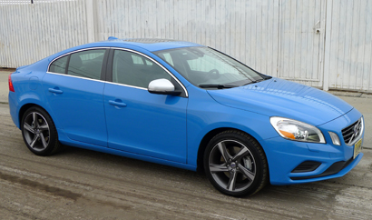 A three-quarter front view of 2013 Volvo S60 R-Design