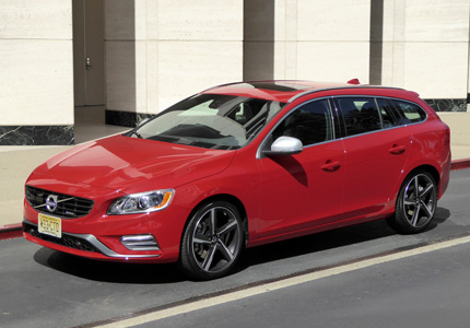 A three-quarter front view of the 2016 Volvo V60 T6 R-Design A three-quarter front view of the 2016 Volvo V60 T6 R-Design