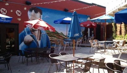 The outdoor patio at the Deep Ellum location of Il Cane Rosso