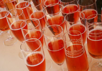 Today, there is a new surge in the popularity of rosés, associated with sun and summer fun