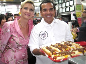 Mayor Antonio Villaraigosa serving chili cheese dogs to Pink's fans with Sophie Gayot