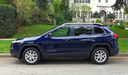 A side view of a 2014 Jeep Cherokee