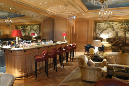 Traditional and modern sensibilities come together at this bar in Hôtel Le Bristol.