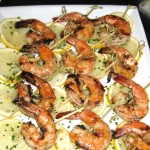 Grilled shrimp with lemon slices and chives