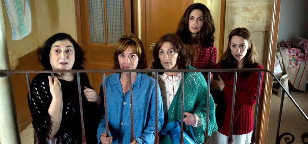 Lola Dueñas, Carmen Maura, Berta Ojea, Natalia Verbeke, and Nuria Solé in Les Femmes du 6ème Étage
