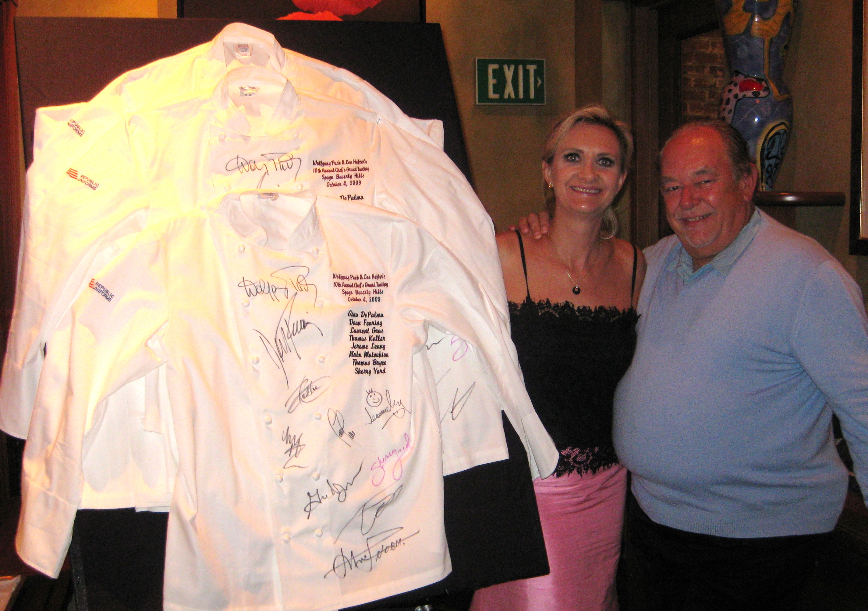 Robin Leach getting ready to auction the six chefs' jackets