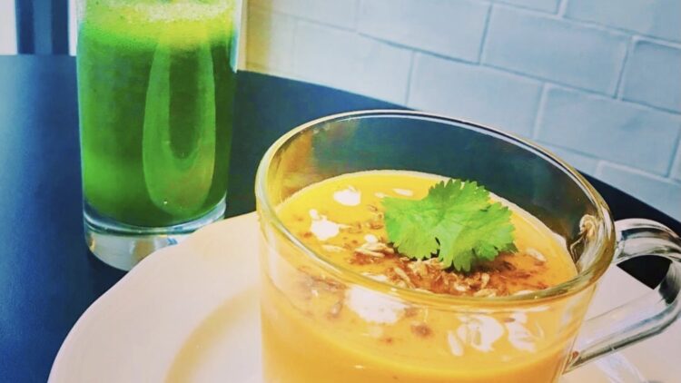 Detox green juice & sweet potato soup