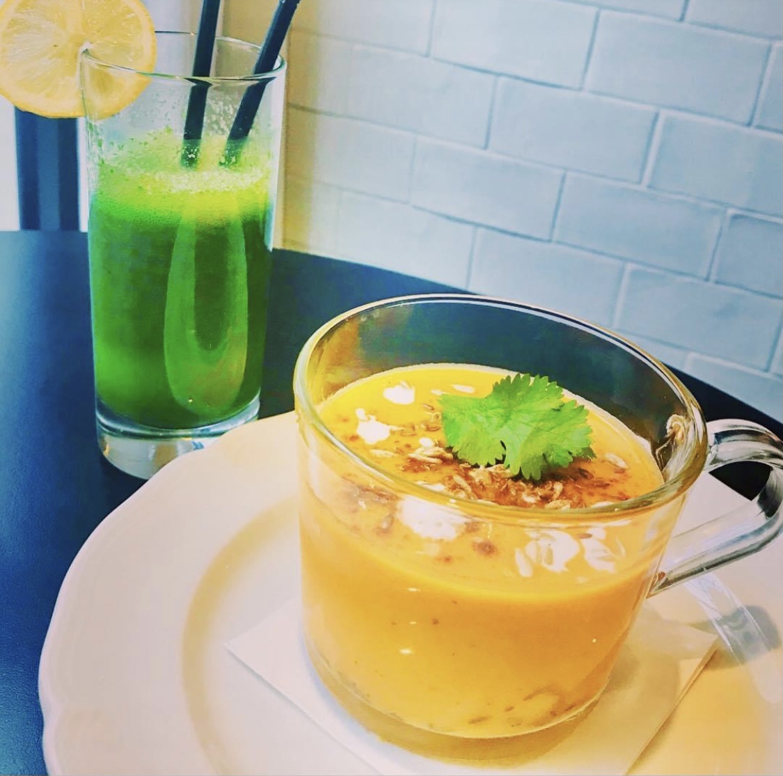 Detox green juice & sweet potato soup